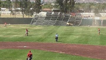 Cae una estructura en parque de los Bravos de León