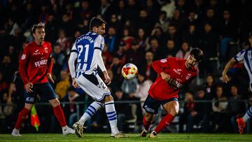 Arsen Zakharyan trata de controlar un balón en el Negreira-Real Sociedad.