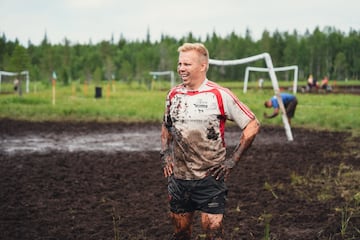 Cualquier superficie es buena para jugar un partido de fútbol. Incluso un campo embarrado como el que aparece en la imagen. Corresponde a la Copa Mundial de fútbol de pantano, que ha tenido lugar en Hyrynsalmi, Finlandia. Los equipos los forman cinco jugadores de campo y un portero que se enfrentan durante dos tiempos de diez minutos cada uno.