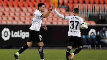 GRAF5191. VALENCIA, 04/01/2021. Los jugadores del Valencia CF, el uruguayo Maxi Gómez (i) y Alex Blanco, celebran el primer gol del equipo che durante el partido correspondiente a la decimoséptima jornada de liga que disputan esta noche fren