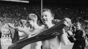 Nobby Stiles, junto con Alan Ball, celebrando la consecución del Mundial de 1966 con Inglaterra.
