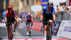 Lippert celebra su victoria en la sexta etapa del Giro Women.