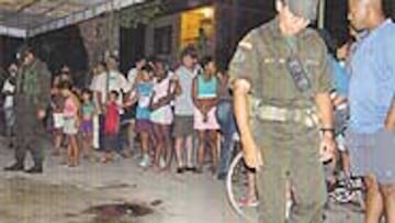 <b>TRISTEZA.</b> Varios curiosos se agolparon donde Usuriaga fue asesinado.