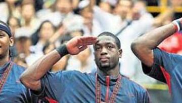 <b>SALUDO MILITAR. </b>Con la medalla de bronce al cuello, Anthony, Wade y LeBron saludan marcialmente al himno estadounidense.