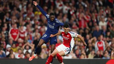 Paris Saint-Germain's French forward #10 Ousmane Dembele (L) fights for the ball with Arsenal's Spanish midfielder #23 Mikel Merino during the UEFA Champions League Semi-final First Leg football match between Arsenal and Paris Saint-Germain (PSG) at the Emirates Stadium in north London, on April 29, 2025. (Photo by Adrian Dennis / AFP)
