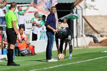 Pep Martí, técnico del Ibiza. A su izquierda Fomeyen se agacha para recoger el balón.
