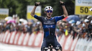 Grégoire gana la primera etapa y estrena el maillot amarillo