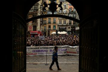 La gente asiste a una manifestación para conmemorar el Día Internacional de la Mujer en la plaza del ayuntamiento en Pamplona, España.