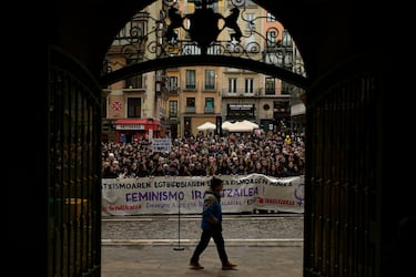 La gente asiste a una manifestación para conmemorar el Día Internacional de la Mujer en la plaza del ayuntamiento en Pamplona, España.