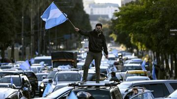 A man waves the Argentine flag during a protest against Argentina&#039;s President Alberto Fernandez health policies during the tighten virus lockdown measures against the spread of the novel COVID-19 coronavirus, at Republica square in Buenos Aires, Argentina, on July 9, 2020. (Photo by JUAN MABROMATA / AFP)