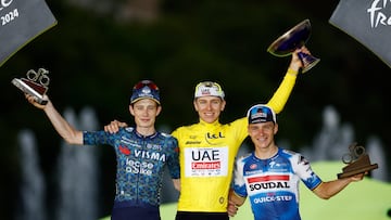 Pogacar, acompañado en lo más alto del podio del Tour por Vingegaard y Evenepoel.