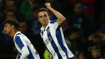 Diogo Jota y Óliver Torres.