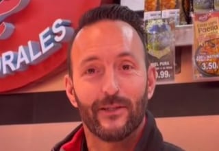 Un pescadero resume en muy pocas frases las diferencias que ve cuando atiende a una persona mayor y a una joven