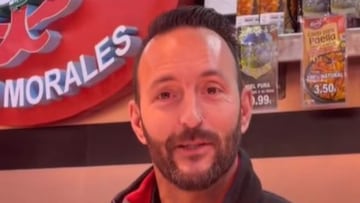 Un pescadero resume en muy pocas frases las diferencias que ve cuando atiende a una persona mayor y a una joven