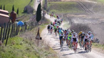 Imagen de una edición de la Strade Bianche, con el pelotón atravesando uno de los tramos de sterrato.