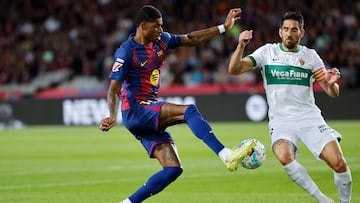 BARCELONA, 02/11/2025.- El delantero del Barcelona Marcus Rashford (i) lucha con Pedro Bigas, del Elche, durante el partido de LaLiga entre el FC Barcelona y el Elche CF, este domingo en el estadio Olímpico Lluis Companys. EFE/ Andreu Dalmau