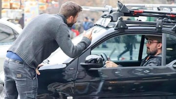 El futbolista del Bar&ccedil;a Gerard Piqu&eacute; encar&aacute;ndose con un paparazzi en Nueva York