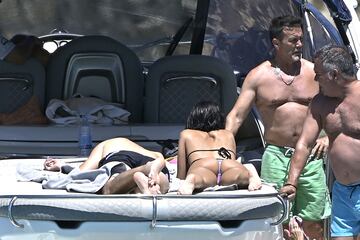 Sebasti¨¢n Yatra y Aitana disfrutan de unos d¨ªas de vacaciones en Ibiza navegando en un barco.