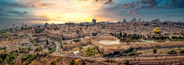 Ciudad milenaria en una región semiárida, considerada sagrada por judíos, cristianos y musulmanes.  Jerusalén ha sobrevivido más de 3.000 años como centro espiritual y cultural. Sus murallas y templos se levantan en un paisaje donde la piedra y la arena dominan el horizonte.