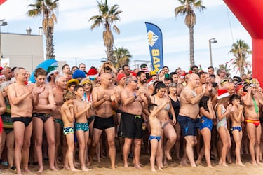 Los participantes se preparan para correr hacia el agua del Mediterráneo que baña la playa de La Barceloneta.