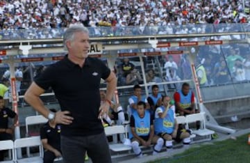 Fue capitán y campeón en Colo Colo. Luego tuvo un paso por la dirección técnica alba.