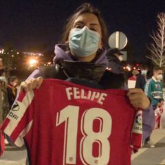 Hermoso y Felipe cumplen sus promesas y regalan las camisetas a dos aficionados