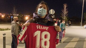 Hermoso y Felipe cumplen sus promesas y regalan las camisetas a dos aficionados