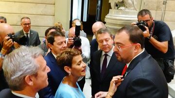 La presidenta de Navarra, Mar¨ªa Chivite (c), conversa con el presidente del Principado de Asturias en funciones, Adri¨¢n Barb¨®n (1d), tras el acto solemne de la toma de su posesi¨®n como presidente del Principado de Asturias, en a Junta General del Principado, a 27 de julio de 2023, en Oviedo, Asturias (Espa?a). Barb¨®n toma posesi¨®n del cargo 60 d¨ªas despu¨¦s de la celebraci¨®n de las elecciones auton¨®micas. El presidente electo inicia as¨ª su segundo mandato, apoyado por las formaciones Izquierda Unida (IU) y Podemos, tras cuatro a?os en los que ha gobernado en minor¨ªa, lo que no le ha impedido aprobar todos los presupuestos auton¨®micos con el apoyo puntual de otras formaciones.
27 JULIO 2023;OVIEDO;ASTURIAS;TOMA DE POSESION;ADRIAN BARBON
Xuan Cueto / Europa Press
27/07/2023
