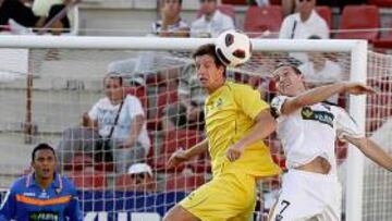 <b>TABLAS. </b>Borja y Baró luchan por el balón en presencia de Navas.