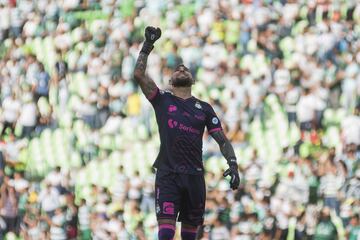 Los de Torreón se alzaron con el triunfo en la presentación de Guillermo Almada, tres puntos valiosos que los ponen en la pelea por entrar a la fiesta grande del fútbol mexicano. Los Gallos son débiles a la hora de visitar y esta no fue la excepción. Su proyecto está dirigido al siguiente campeonato al mando de Víctor Manuel Vucetich.

durante el partido Santos vs Quer&#xe9;taro, correspondiente a la jornada 15 de la Liga BBVA Bancomer MX, Torneo Clausura 2019, en el Estadio TSM Corona, Torre&#xf3;n Coahuila, M&#xe9;xico, el 21 de Abril de 2019.