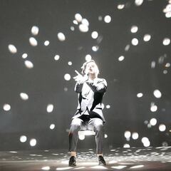 Sia muestra su cara en un concierto por culpa del viento