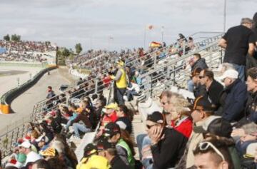 Ambiente motero y chicas guapas en el circuito Ricardo Tormo