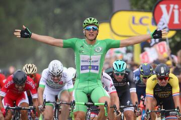 El ciclista alem芍n Marcel Kittel, del equipo Quick Step Floors, celebra su victoria mientras cruza la l赤nea de meta