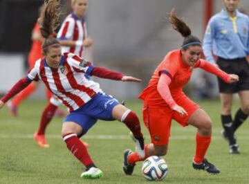Mariona intenta llevarse el balón ante la jugadora rojiblanca.