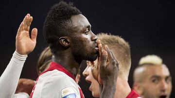 Ajax Amsterdam&#039;s Davinson Sanchez Mina celebrates after scoring during the Dutch Eredivisie football match between Ajax Amsterdam and AZ Alkmaar in Amsterdam on April 5, 2017. / AFP PHOTO / ANP / Olaf KRAAK / Netherlands OUT