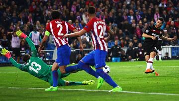 Oblak, durante su triple parada.