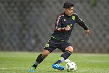 Michael Pérez controla el esférico en el entrenamiento