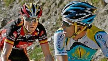 <b>SIN NINGUNA AYUDA. </b>Contador le reclama a Valverde un relevo que no se produjo en Pla de Beret.