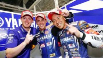 Los pilotos de Yamaha celebran su pole, con Espargar&oacute; en el centro. 