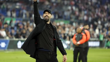 Rotterdam (Netherlands), 30/04/2023.- PSV Eindhoven head coach Ruud van Nistelrooij celebrates their win after the Dutch Cup final between Ajax Amsterdam and PSV Eindhoven at De Kuip stadium in Rotterdam, Netherlands, 30 April 2023. (Países Bajos; Holanda) EFE/EPA/ROBIN VAN LONKHUIJSEN
