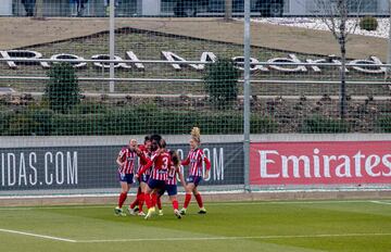 El 19 de diciembre se jug¨® el primer derbi entre Real Madrid y Atl¨¦tico en la m¨¢xima categor¨ªa del f¨²tbol femenino. Se lo llev¨® el equipo rojiblanco, gracias a un tempranero tanto de Van Dongen. La foto al final del partido de todas las jugadoras del Atl¨¦tico con la bandera rojiblanca en el centro del terreno de juego de Valdebebas forma ya parte de la historia de la entidad. El equipo de Dani Gonz¨¢lez fue superior al conjunto madridista.