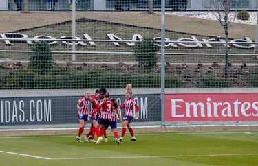 El 19 de diciembre se jugó el primer derbi entre Real Madrid y Atlético en la máxima categoría del fútbol femenino. Se lo llevó el equipo rojiblanco, gracias a un tempranero tanto de Van Dongen. La foto al final del partido de todas las jugadoras del Atlético con la bandera rojiblanca en el centro del terreno de juego de Valdebebas forma ya parte de la historia de la entidad. El equipo de Dani González fue superior al conjunto madridista.