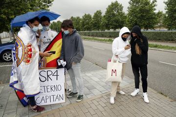 Un grupo de seguidores esperaban la salida de Sergio Ramos.