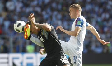 Finnbogason y Marco Rojo. 