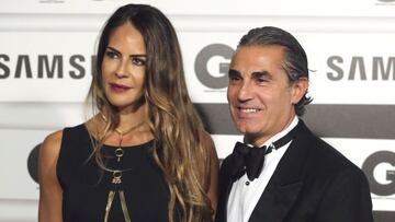 Sergio Scariolo, que en nombre y representación de la Federación Española de Baloncesto recogió el premio Especial Redacción GQ, y su mujer Blanca Ares.