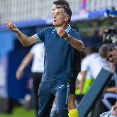 Mendilibar no se calla: "No confío nada en el VAR, los sacaría a todos de allí"