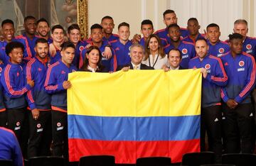 Iván Duque, presidente de la República, entregó la bandera del país a Radamel Falcao García y le dio un mensaje de apoyo a los dirigidos por Queiroz