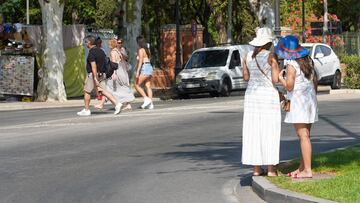 Unos turistas por los alrededores del Parque de Maria Luisa en otro día con altas temperaturas en la capital andaluza a 25 de julio del 2022 en Sevilla (Andalucía, España)
25 JULIO 2022
Eduardo Briones / Europa Press
25/07/2022