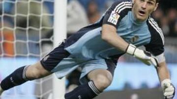 <b>HISTÓRICOS. </b>Casillas igualará hoy a Camacho y Arconada en Liga y a Pirri en partidos con el Madrid.