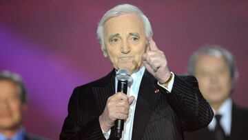 El cantante francés Charles Aznavour pronunciando un discurso para presentar la 25ª entrega anual de los premios de la música francesa "Victoires de la Musique" en la sala de conciertos Zenith de París el 6 de marzo de 2010